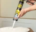 Aplicacao de silicone Fix All Turbo com pistola sobre superficie clara