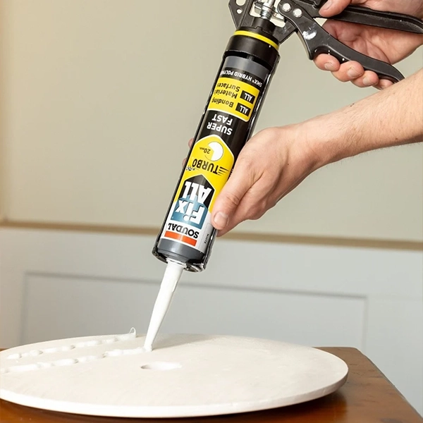 Aplicacao de silicone Fix All Turbo com pistola sobre superficie clara